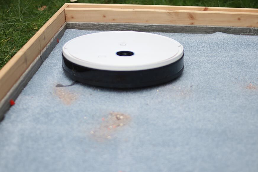 Yeedi Vac очищает песок на ковре с высоким ворсом в тесте на всасывание